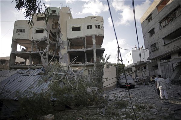 Gáza, 2014. július 16. Mahmúd Zaharnak, a Gázai övezetet uraló Hamász szélsőséges palesztin szervezet egyik vezetőjének a háza izraeli rakéták becsapódása után Gázában 2014. július 16-án