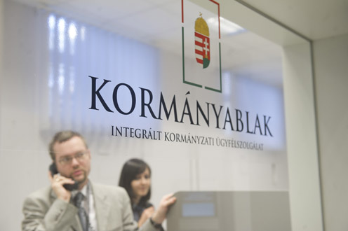 Fővárosi kormányablakok százezredik ügyfelének köszöntése