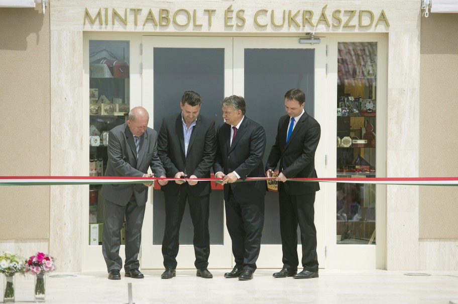 Stühmer cukrászdaavató2 mti koszticsák