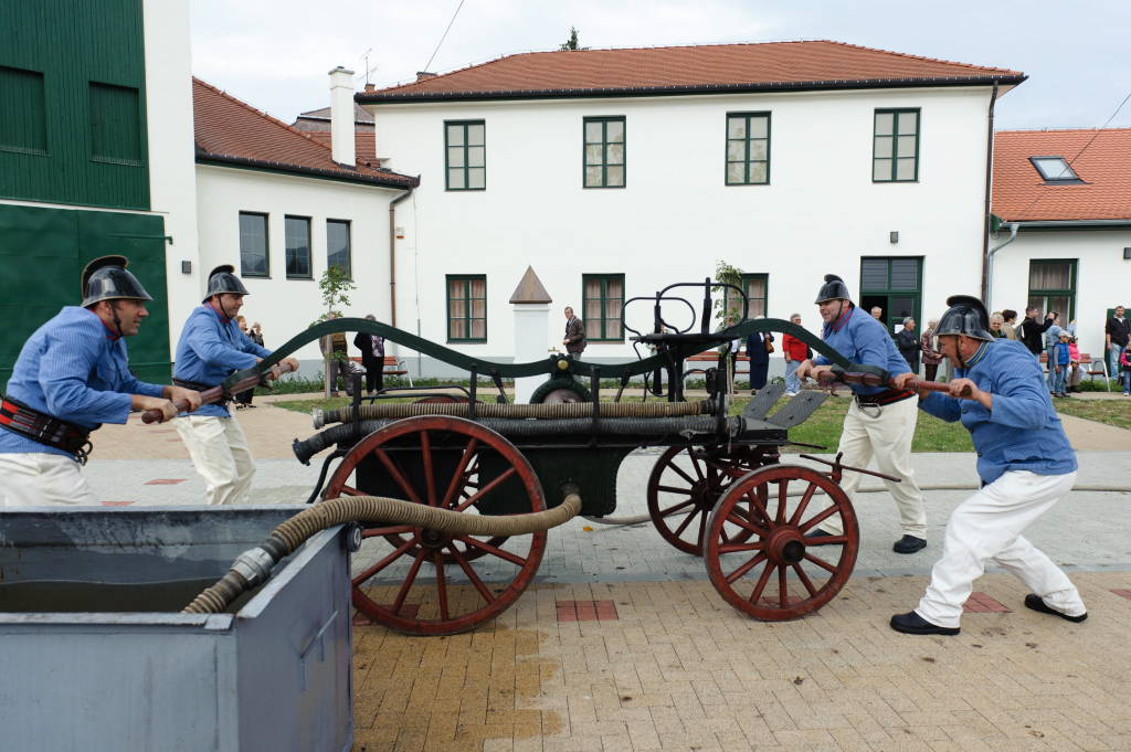 Hagyományõrzõ Tûzoltó Egyesület bemutatója Egerben