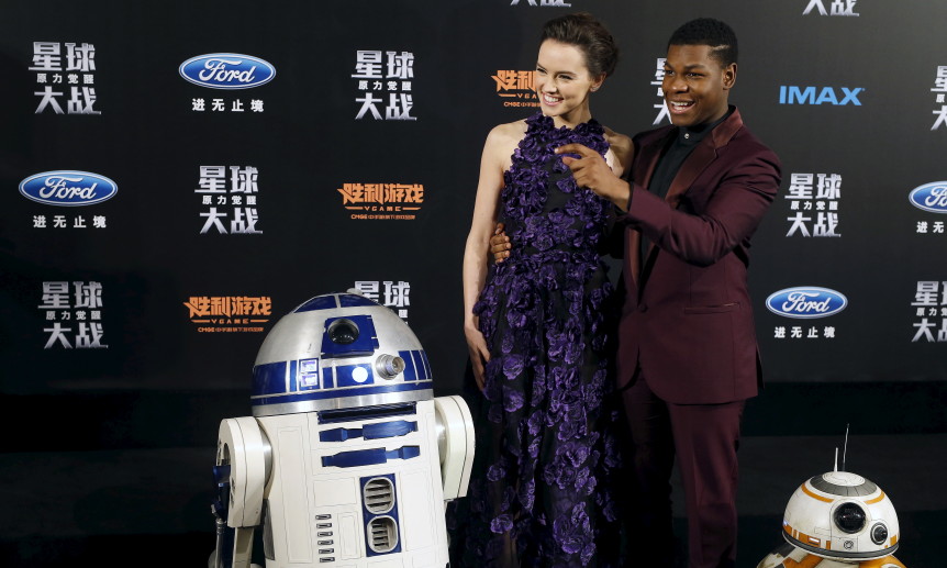 Cast members Daisy Ridley and John Boyega pose for pictures with Star Wars characters BB 8 and R2 D2 at the China Premiere of the film "Star Wars: The Force Awakens" in Shanghai