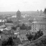 Előtérben a kis Zsinagóga, távolabb a Líceum és a Főszékesegyház, jobbra a Minorita templom a Dobó téren.