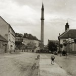 Minaret a Knézich Károly utcából nézve, jobbra a római katolikus templom (volt Irgalmasok temploma)