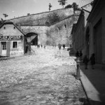 Tinódi Sebestyén (XI. Ince pápa) tér, szemben a Vár. Balra Pléh István aztalos géperőre berendezett üzeme