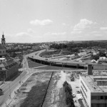 A Szent Miklós Görögkeleti Szerb (Rác) templom és a Ráckapu téri felüljáró a Malom utcai toronyház tetejéről nézve