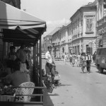 Eger, Széchenyi utca, jobbra a Szent János (Alkotmány) utca torkolata