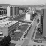 Kilátás a Malomárok (Zalka Máté) utca házai felé a Malom utcánál álló toronyház tetejéről. Távolban a Csebokszári városrész