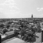 Szent Miklós Görögkeleti Szerb (Rác) templom és a Ráckapu téri felüljáró a Malom utcai toronyház tetejéről nézve