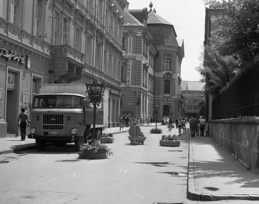 Széchenyi István utca az Érseki Palota kertjétől a Líceum felé nézve