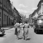 Széchenyi István utca, balra a Foglár György utca, jobbra a Szent János (Alkotmány) utca torkolata