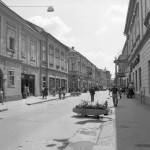 Széchenyi utca, balra a Rottenstein Csák ház, távolban a Líceum