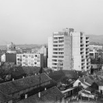 Látkép a Remenyik Zsigmond utcai lakótelep felől, háttérben balra a Líceum, középen a Deák Ferenc utca Grónay Sándor utca sarkán álló magasház