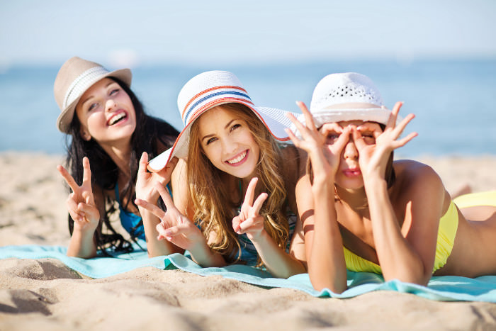 Frauen strand bräunen gute laune