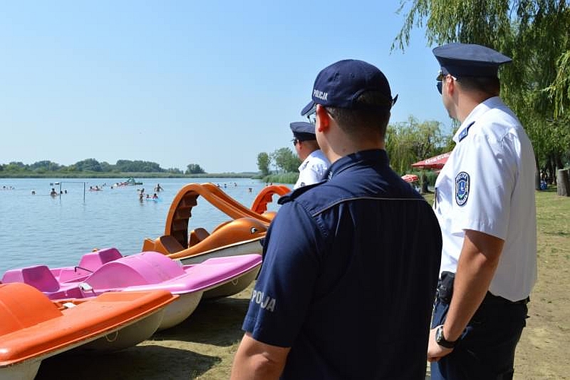 170813 lengyel rendörök strand