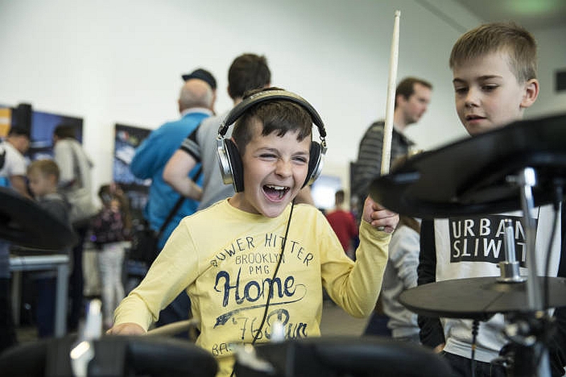 171110 hangszert a kezbe