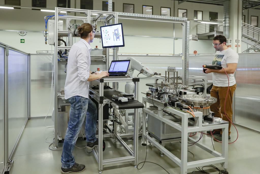 171118 modern gyarak ejszakaja aventics8