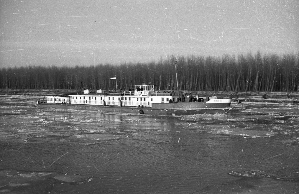 171119 eger vontatóhajó