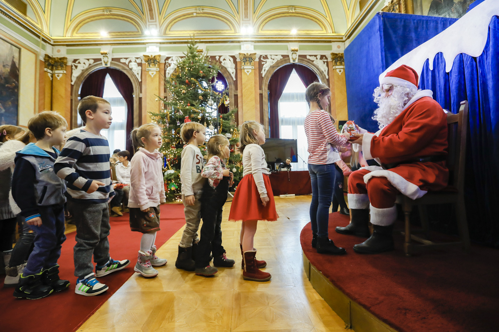 171204 mikulas varoshaza11