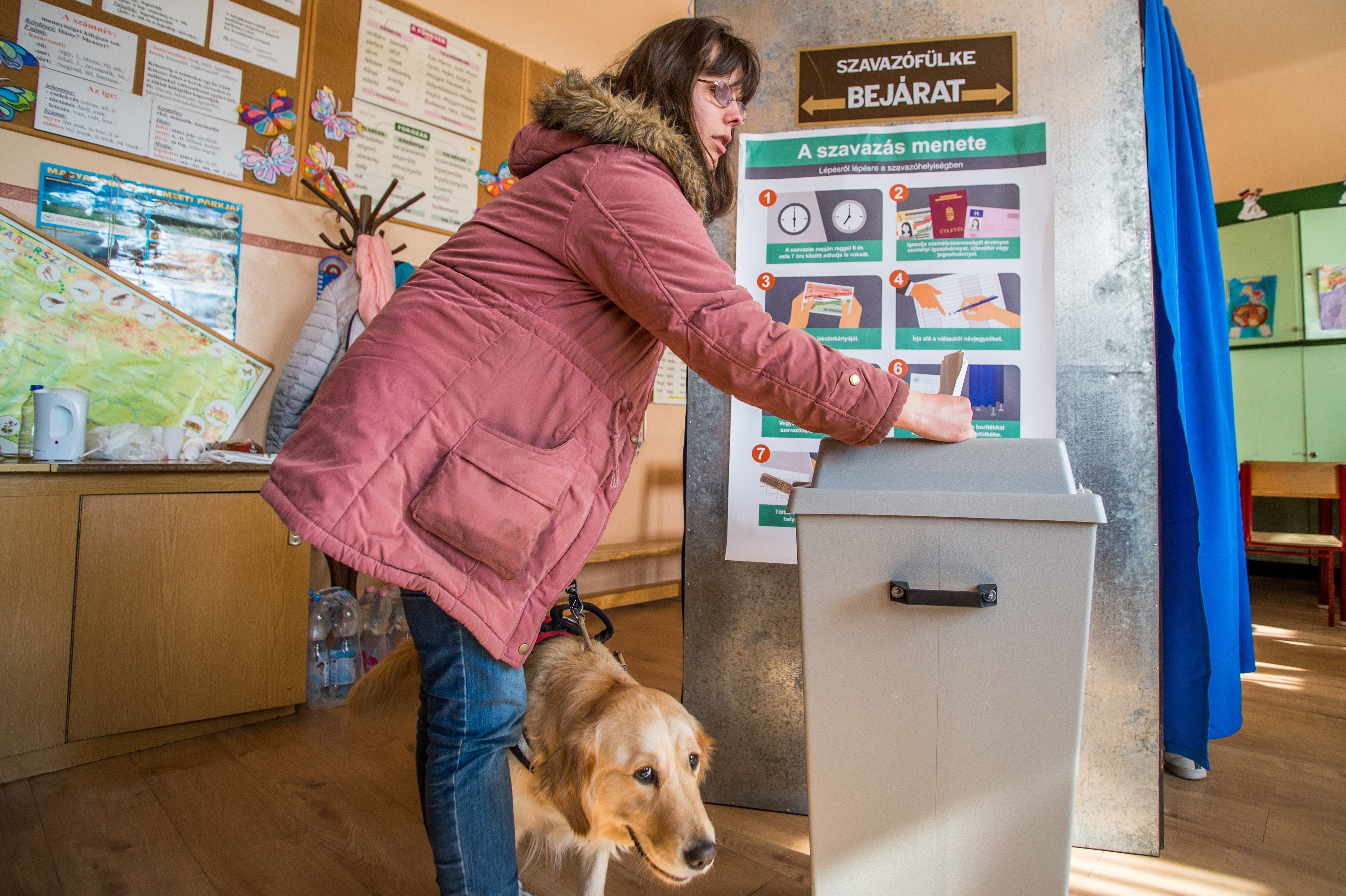 Választás 2018 Látássérült nõ szavaz Budapesten