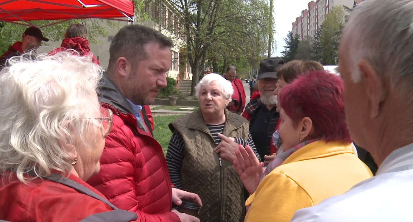 Ujhelyi István Egerben gyűjtötte az aláírást.