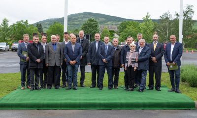 A 21. számú főút Pásztó és Mátraszőlős közötti szakasz négynyomúsításának Építőipari Nívódíját hirdető emléktáblát leplezett le Dobróka Tamás, a munkálatokban generálkivitelezőként résztvevő HE-DO Kft. tulajdonosa és Sipos Zsolt, a vállalat ügyvezetője a cég abasári központi telephelyén. ﻿