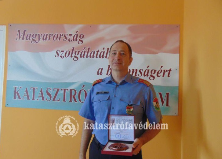 Bata Ádám a Szent Flórián plakettel