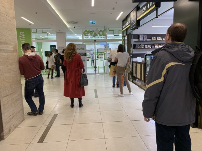 20200313mom park gyogyszertar koronavirus