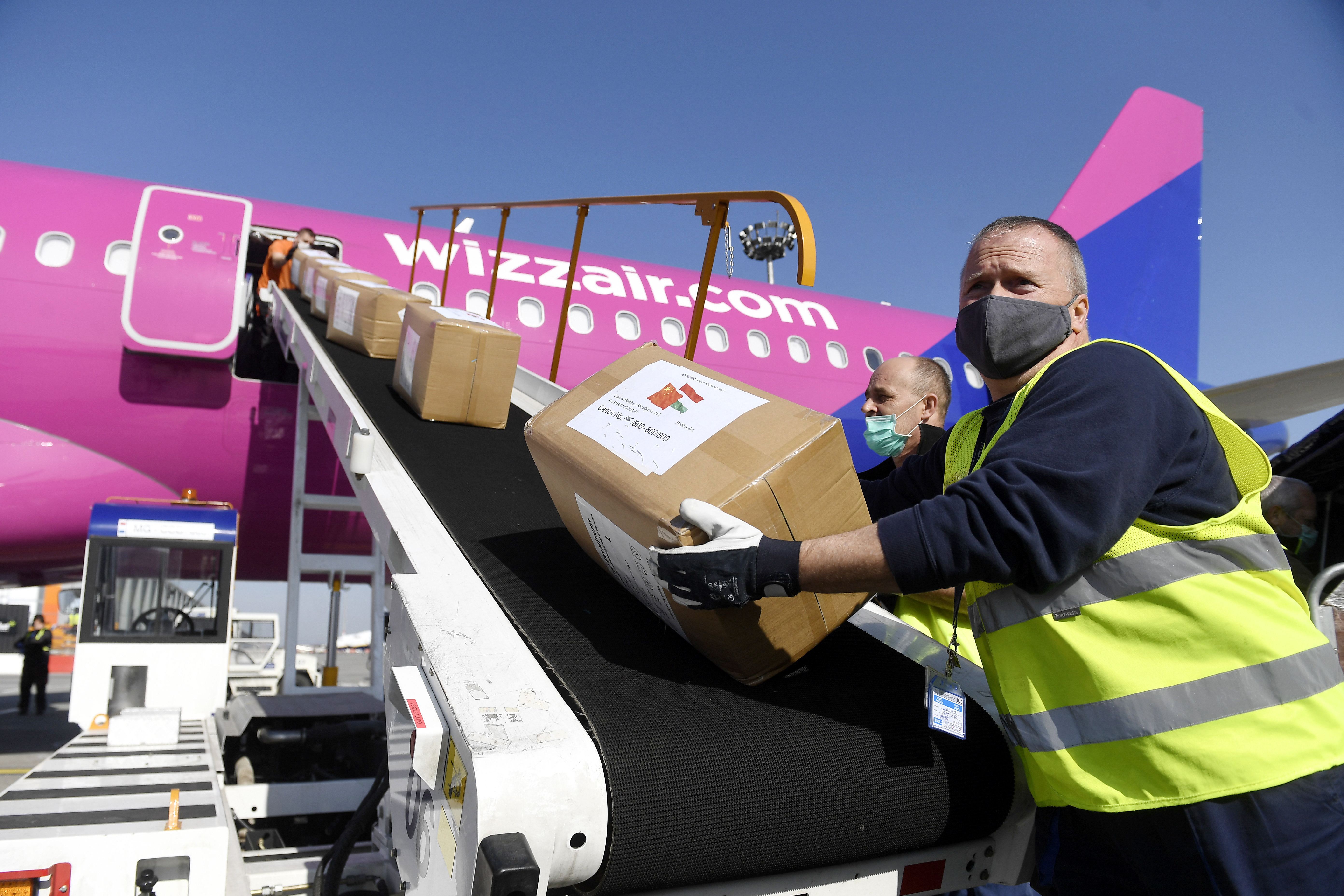 Koronavírus Kínából 27 tonnányi védõfelszerelés érkez