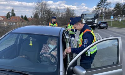 rendőrség virágosztás