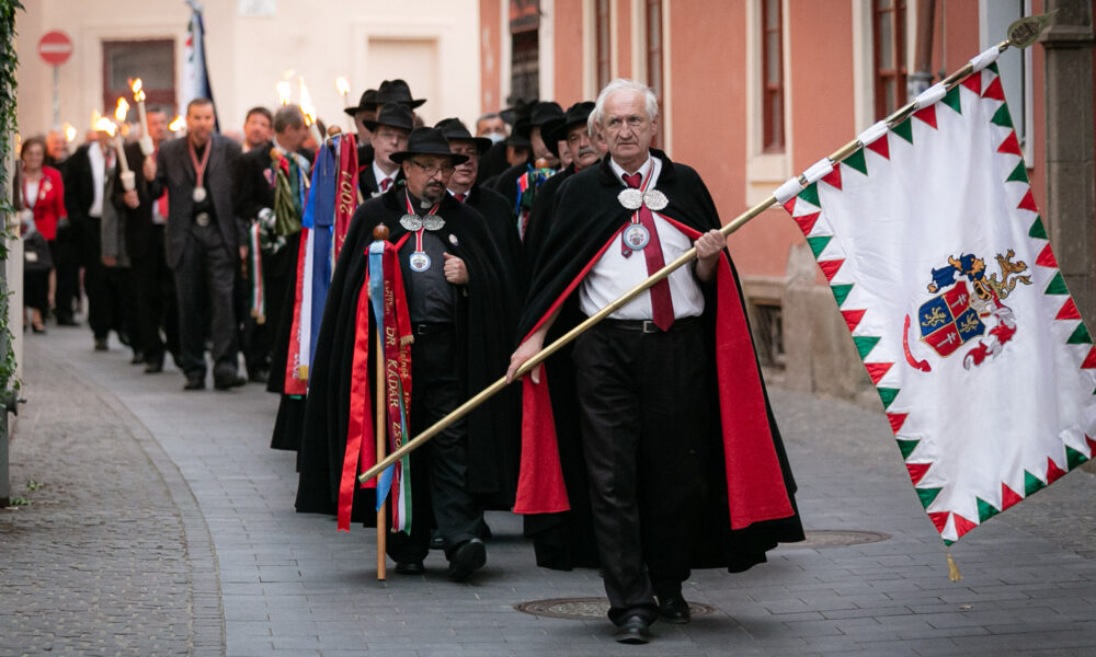 Fáklyás királyköszöntő