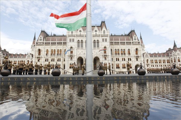 Zaszlofelvonas osszetartozasnapja