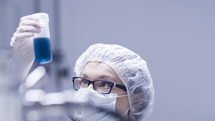 Koronavirus labor maszk getty stock