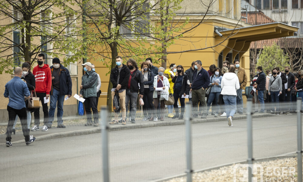 Oltásra várakozók a Markhot Ferenc Kórház oltópontján
