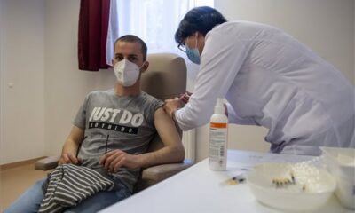 Mezei Éva iskolaorvos beolt egy férfit a német amerikai fejlesztésű Pfizer BioNTech koronavírus elleni oltóanyag, a Comirnaty vakcina első adagjával az egri Markhot Ferenc Kórházban kialakított oltóponton 2021. május 23 án. MTI/Komka Péter