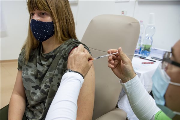 Fiatalok oltása Eger Komka Péter/MTI