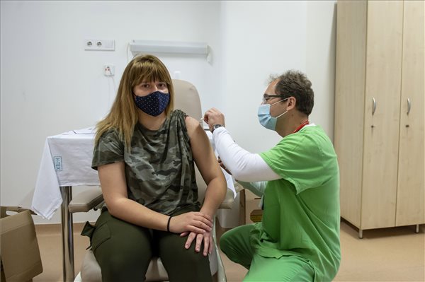 Fiatalok oltása Eger Komka Péter/MTI