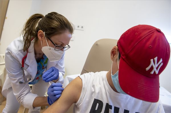 Fiatalok oltása Eger Komka Péter/MTI