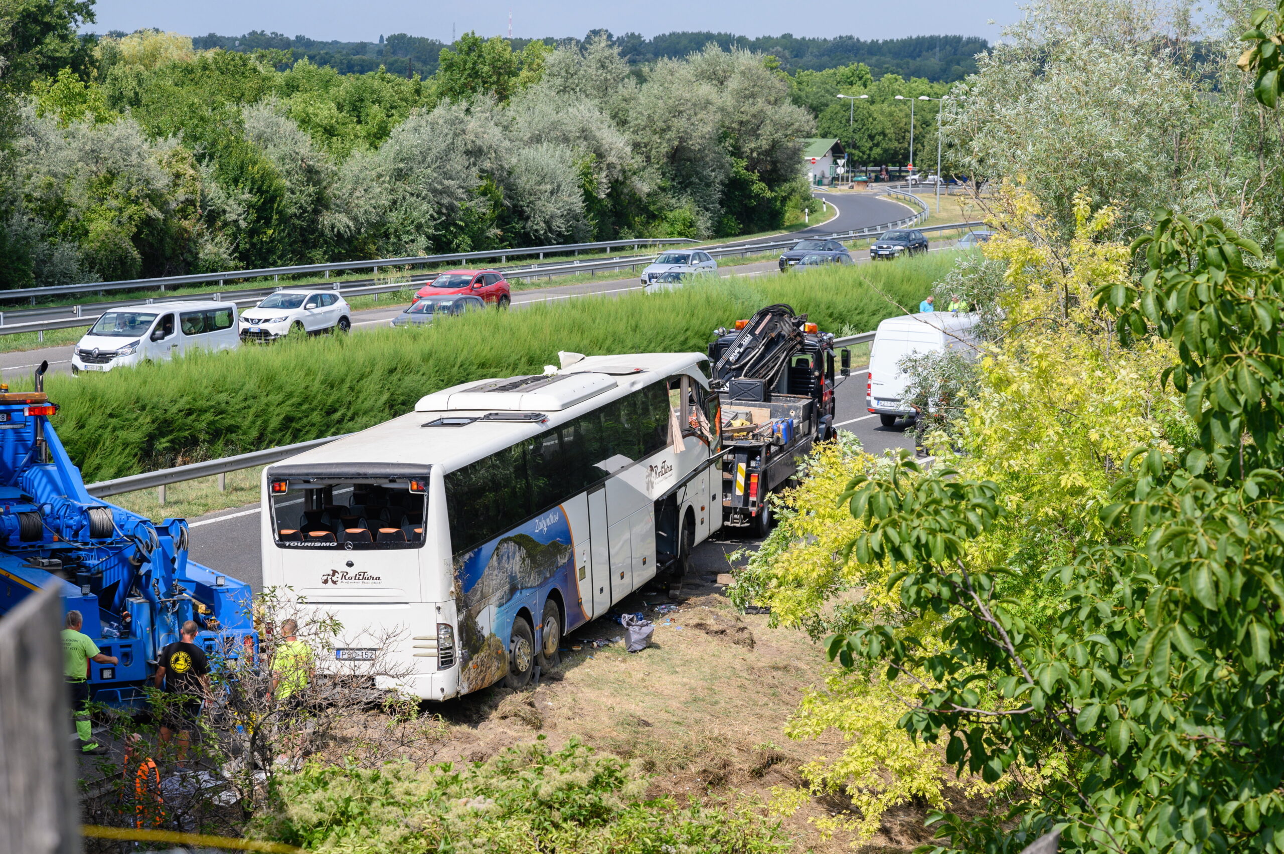 Buszbaleset az M7 esen Nyolcan meghaltak, nyolcan sérültek m