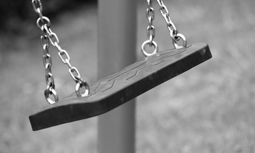 Empty swing 3647300