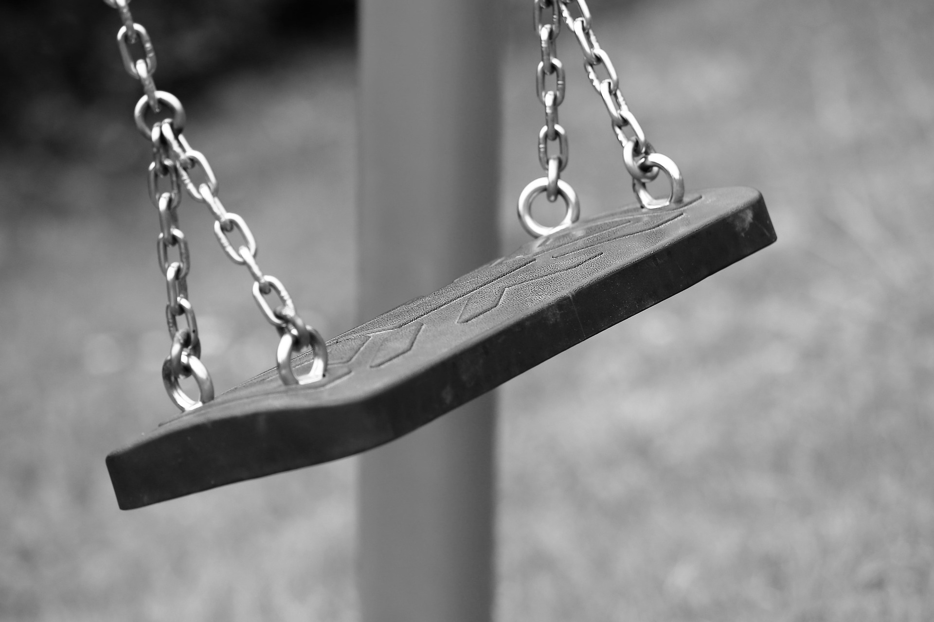Empty swing 3647300