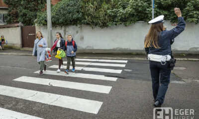 Tanévkezdés Egerben iskolarendőr