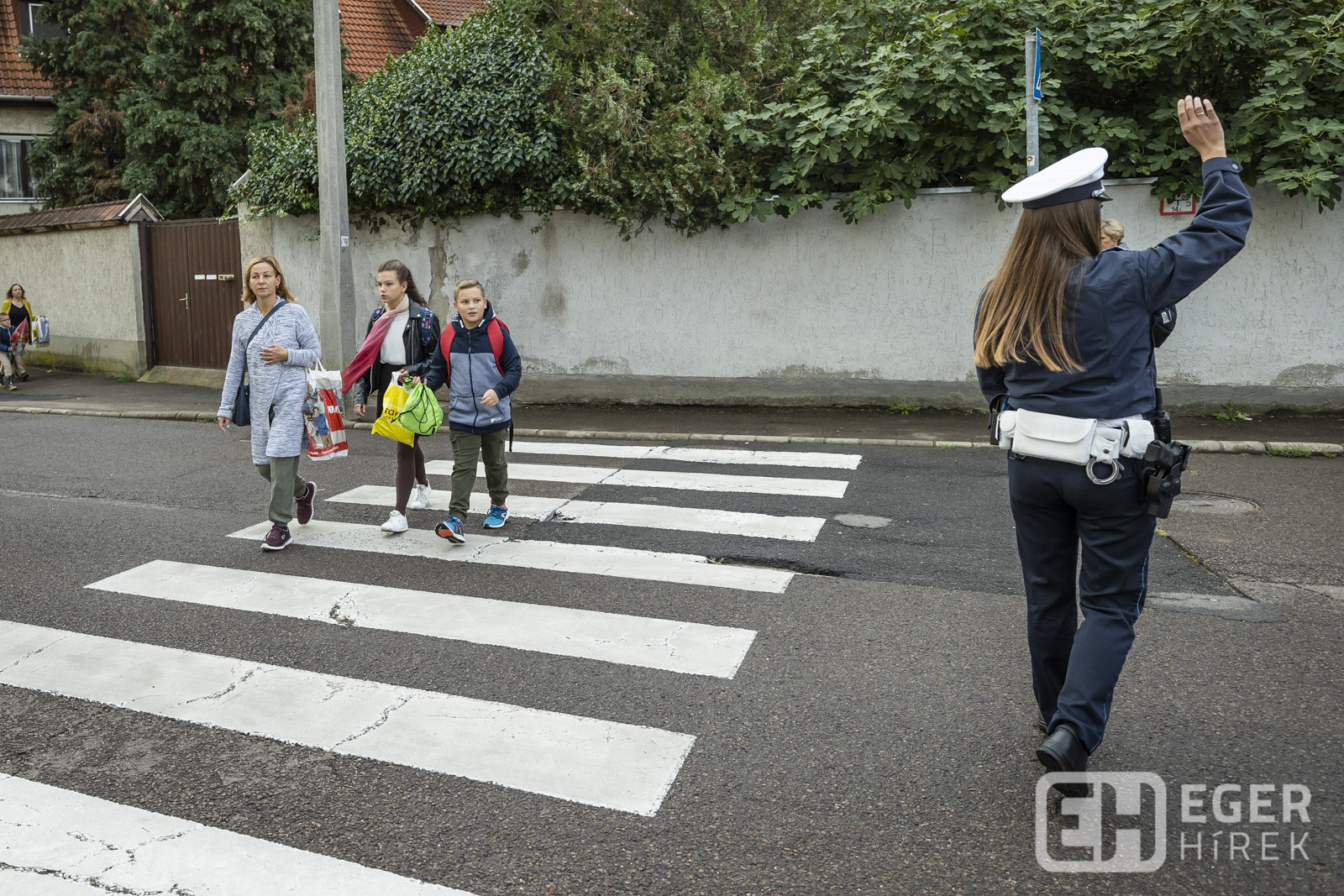 Tanévkezdés Egerben iskolarendőr