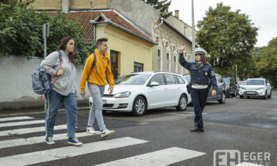 Tanévkezdés Egerben iskolarendőr