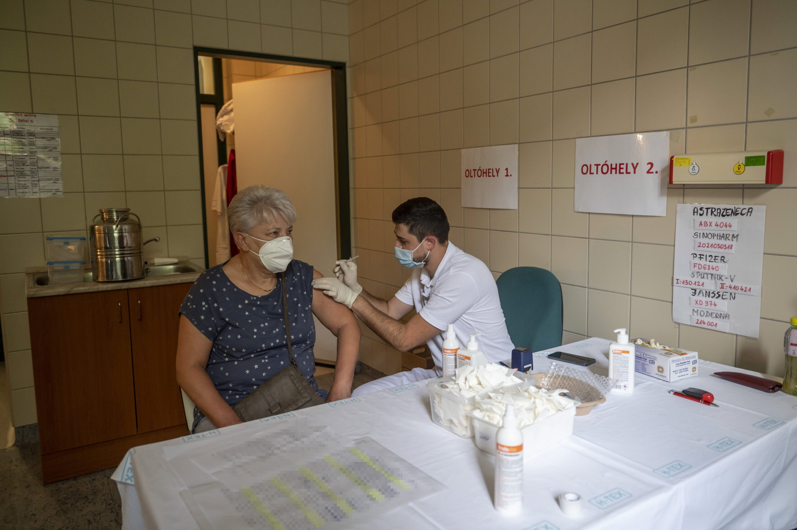 Koronavírus Harmadik, emlékeztetõ oltás Egerben