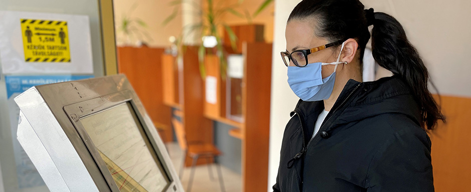 Ugyfelszolgalat maszkos