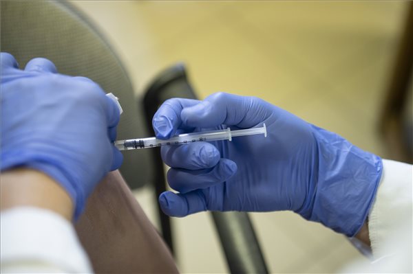 Gyermekek oltása Egerben