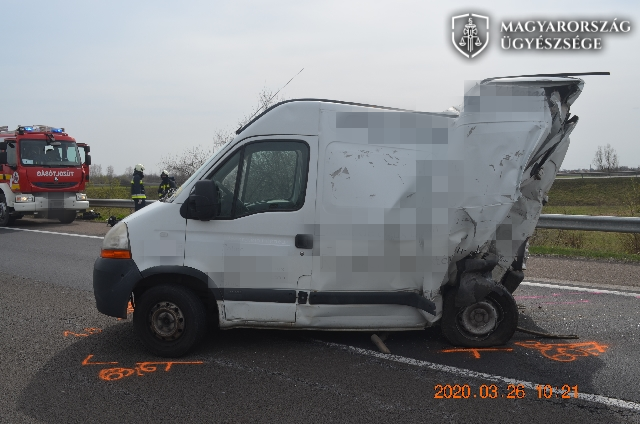 Sértetti jármű logóval