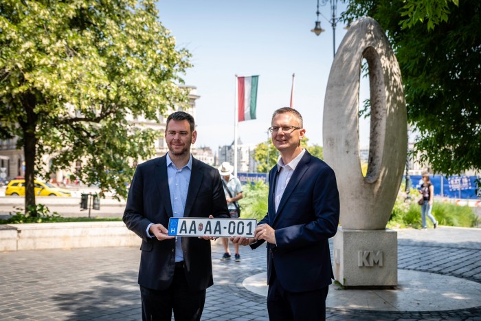 Magyar rendszam aa aa 001 vitezy facebook 700x467