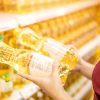 People,Buying,Cooking,Oils,For,Food,Compare,And,Reading,Products