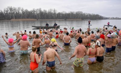 Újévi megmártózás vízkereszt napján a Tisza tóban